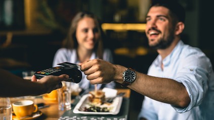 Bezahlen mit Karte im Restaurant